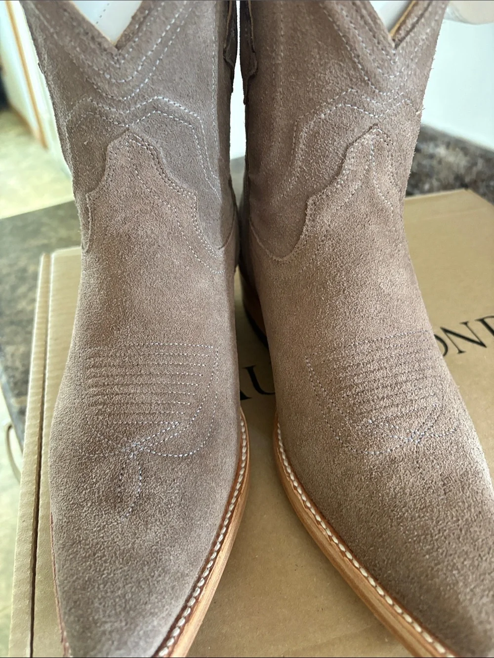 Like new Paul Bond suede shorty dandy little boots